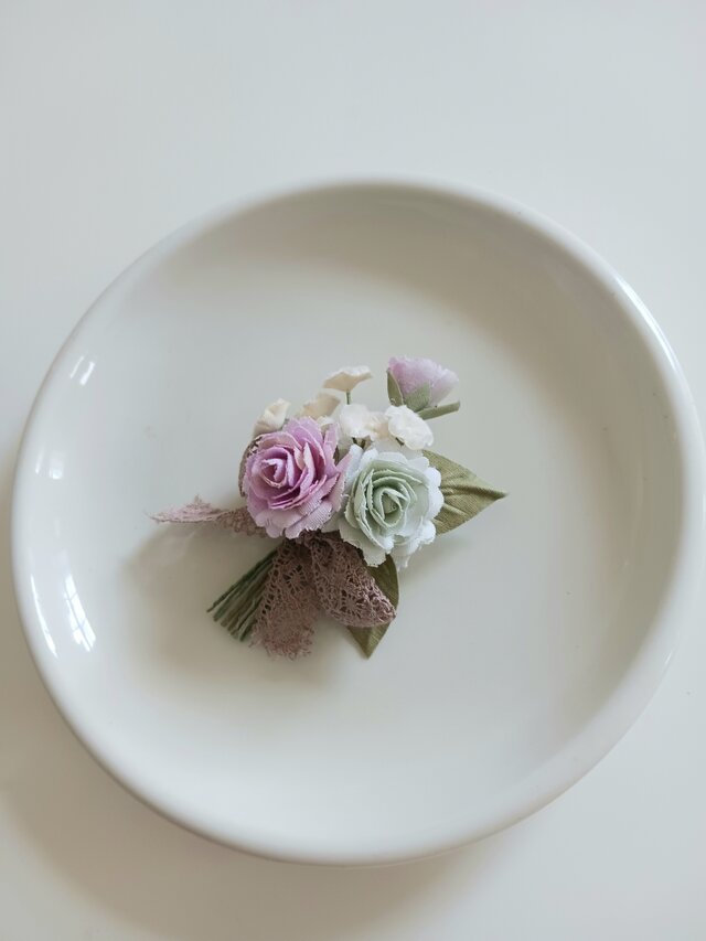染め布花☆ミニ薔薇と小花コサージュ | iichi 日々の暮らしを