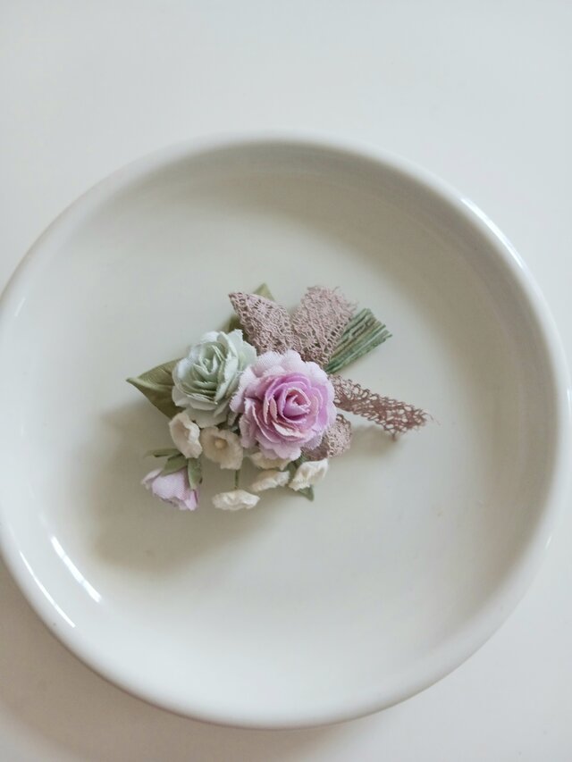 染め布花☆ミニ薔薇と小花コサージュ | iichi 日々の暮らしを