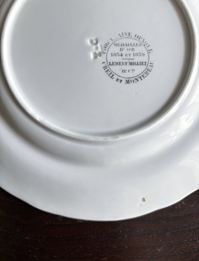 美品　クレイユモントロー　レリーフ　平皿　フランスアンティーク 希少]フランスアンティーククレイユモントロー グリザイユ平皿MALBROUGH