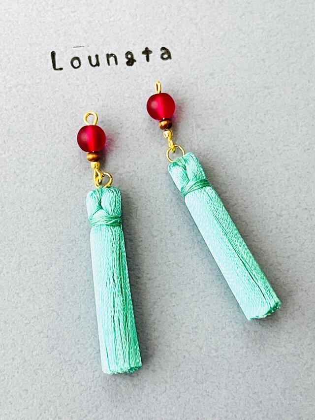 タッセルピアス クランベリーピンクガラスビーズとグリーンタッセルの夏ピアス