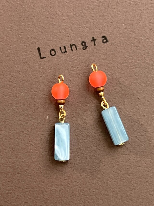 ネオンカラーオレンジガラスビーズとブルーアクリルスティックの小ぶりピアス プチプラ