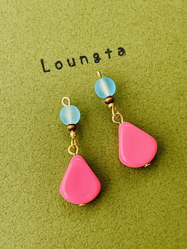 ライトブルーガラスビーズとピンクの軽いピアス 夏ピアス