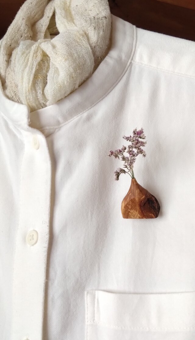 私のブローチ　「花を連れる」