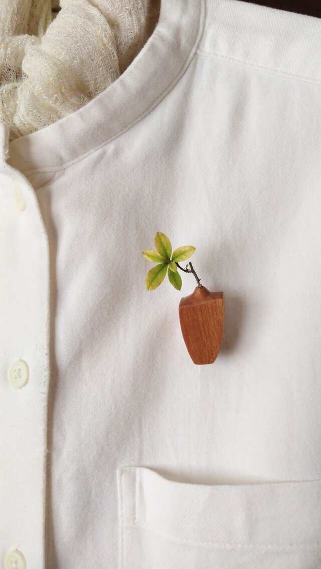 私のブローチ　「花を連れる」