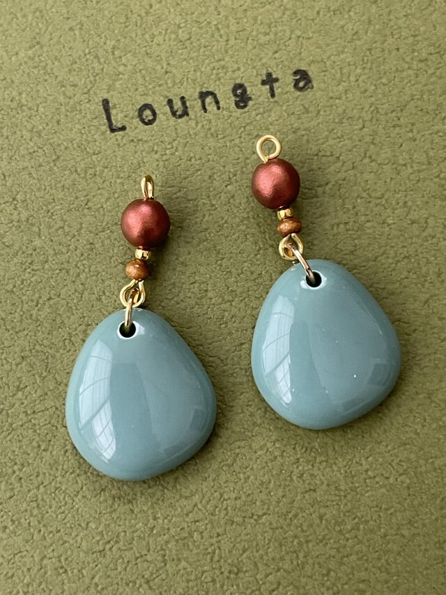 チェコビーズピアス ブラウンとモスグリーンアクリルチャームの軽いピアス