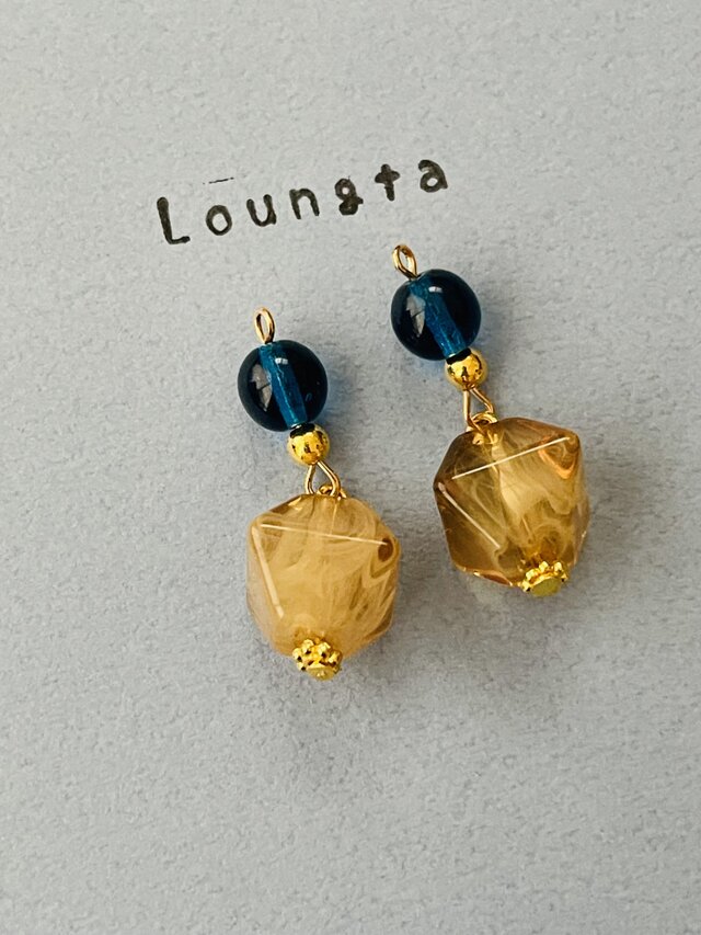 チェコビーズピアス ブルーとブラウンアクリルビーズの小ぶりピアス 一年中使えるピアス