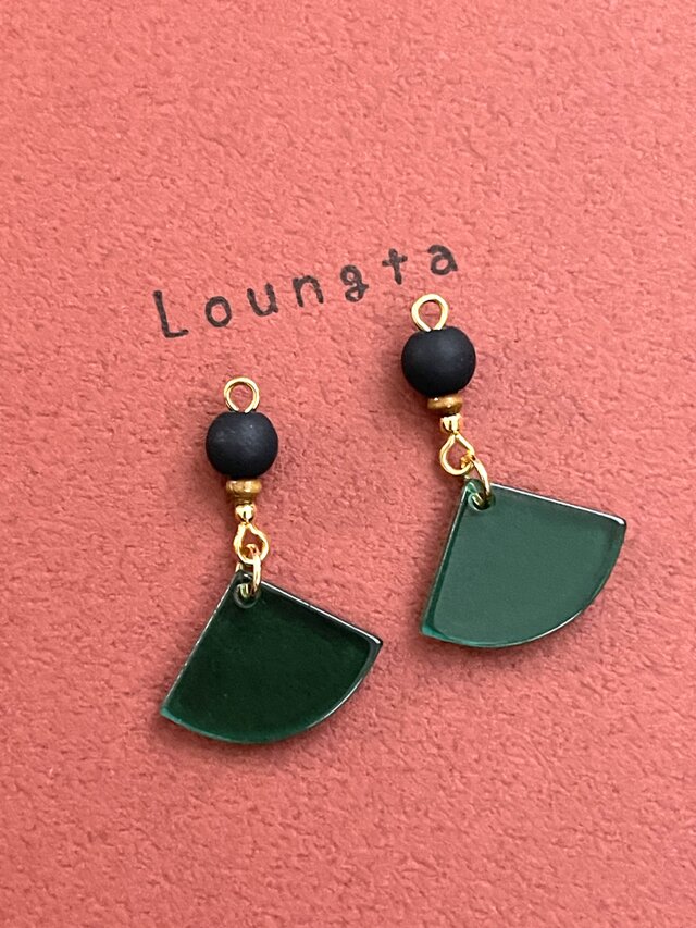 送料無料 グリーンの夏ピアス ブラックガラスビーズとアクリルチャーム 個性派ピアス