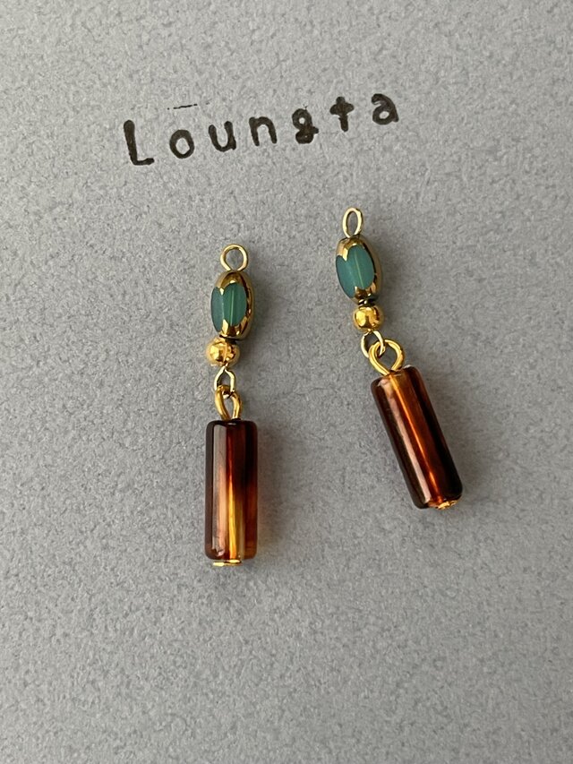 ターコイズカラーガラスビーズと、べっ甲スティックの小ぶりピアス 夏ピアス 軽いピアス