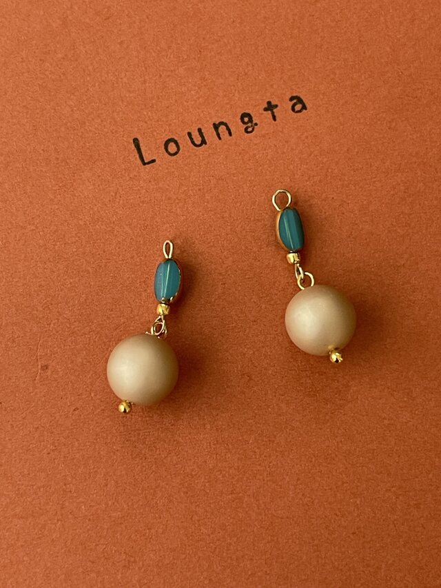 ターコイズカラーのガラスビーズとライトブラウンプラパールの軽いピアス