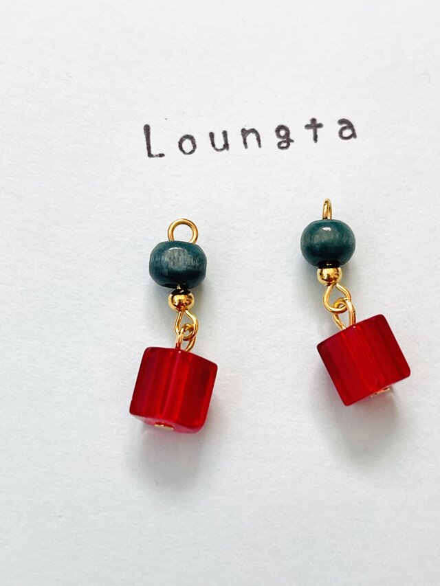 ウッドビーズピアス ウッドビーズグリーンブルーとレッドガラスビーズの小ぶりピアス 夏ピアス