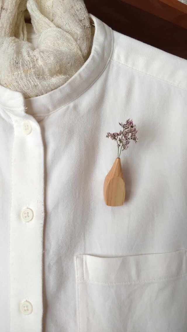 私のブローチ　「花を連れる」