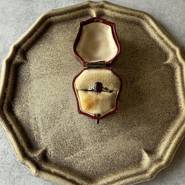 066 アンティーク「時の魔法 – 深紅の輝き」古ガラスのリング（1920年代・イギリス）