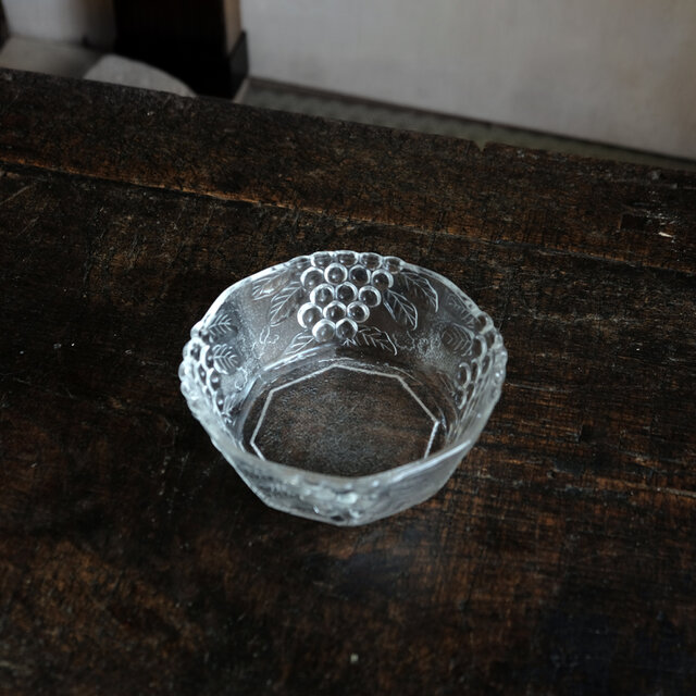 葡萄とリーフ◆見込みに八角。プレスガラス小鉢　曇りガラス　古道具　昭和レトロ　昭和後期【縁にアタリ】