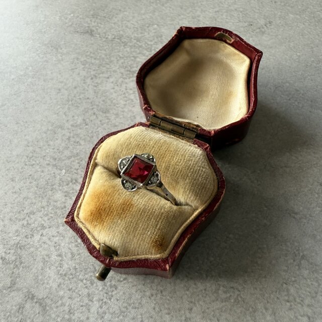 マ*ニ様 アンティーク　深い赤のガラスのブローチ　　ヴィンテージ マ*ニ様 アンティーク 深い赤のガラスのブローチ ヴィンテージ