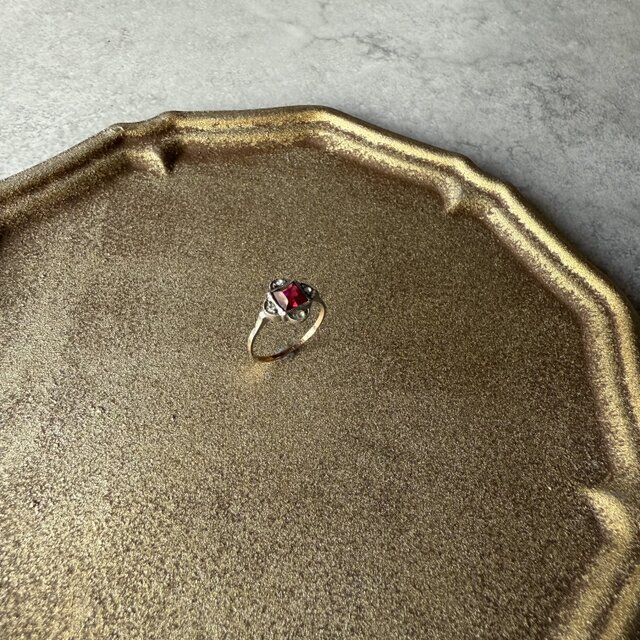 マ*ニ様 アンティーク　深い赤のガラスのブローチ　　ヴィンテージ マ*ニ様 アンティーク 深い赤のガラスのブローチ ヴィンテージ