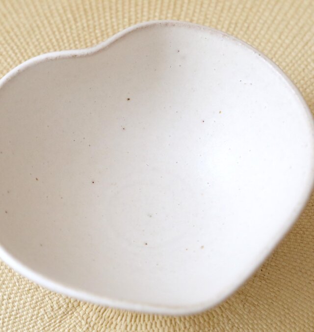 白マット釉の木の葉鉢