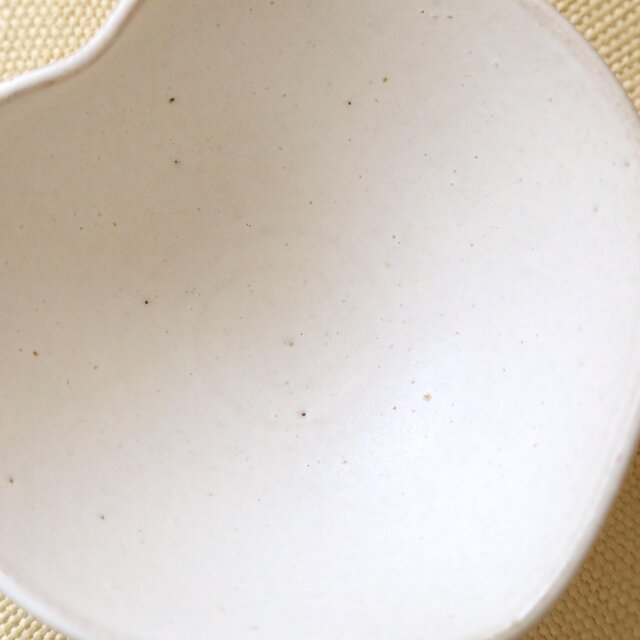 白マット釉の木の葉鉢