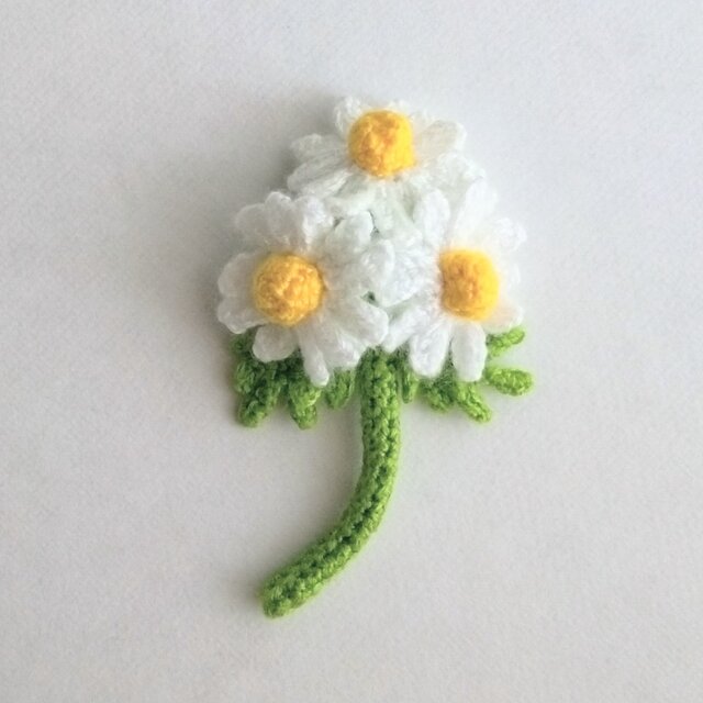 かぎ編みのお花ブローチ　可愛いコサージュ　デイジー