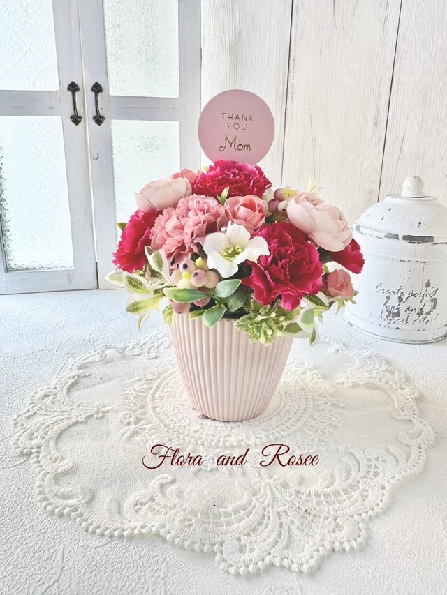 カーネーションとラナンキュラスの母の日アレンジ