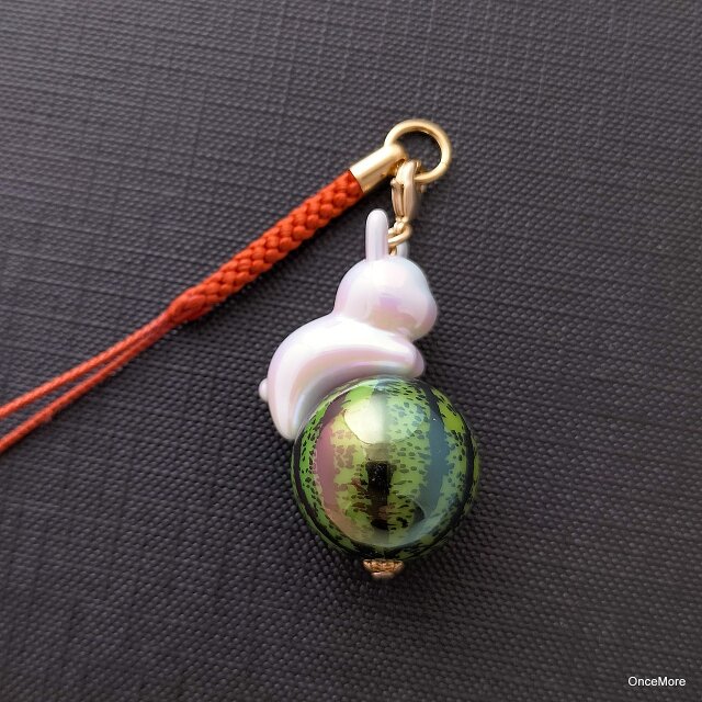 スイカで玉乗り？！うさちゃんの根付け・帯飾り