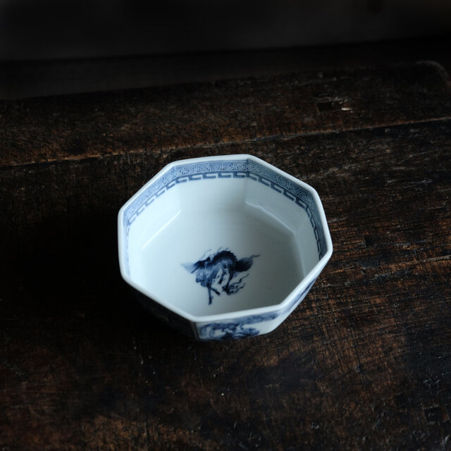 八角で素敵◆見込みに麒麟。瀬戸焼　黒染付八角鉢　骨董・antiques 中国美術　大正~昭和初期
