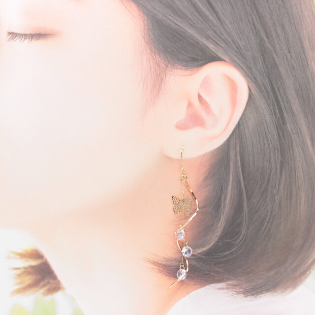 揺れる蝶々(1253) ピアス/イヤリング/ノンホールピアス/樹脂ピアス 揺れる蝶々(1253) ピアス/イヤリング/ノンホールピアス/樹脂ピアス