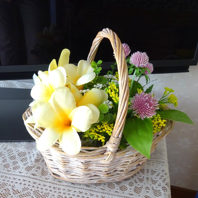プルメリアかごアレンジ | iichi 日々の暮らしを心地よくする