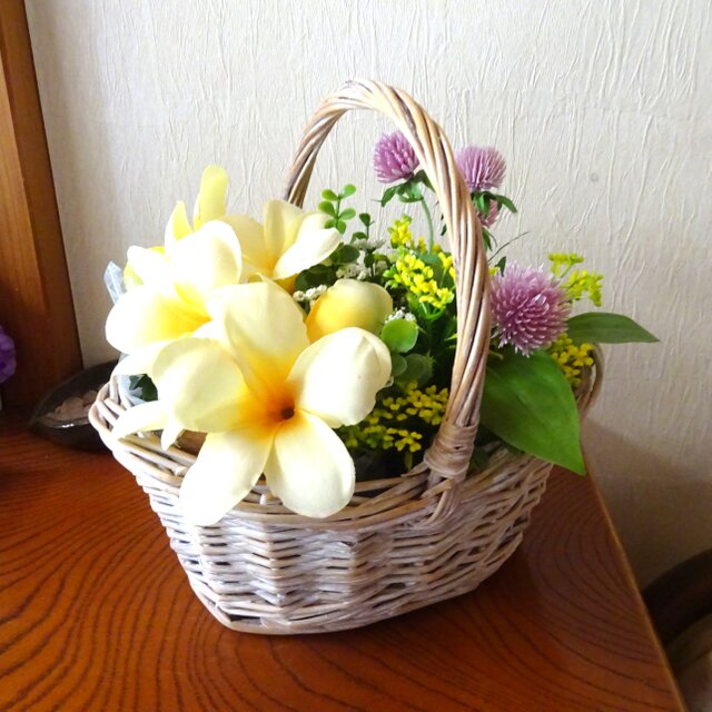 プルメリアかごアレンジ | iichi 日々の暮らしを心地よくする