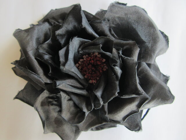 シルクの黒バラコサージュ（花芯赤×白） | iichi 日々の暮らしを