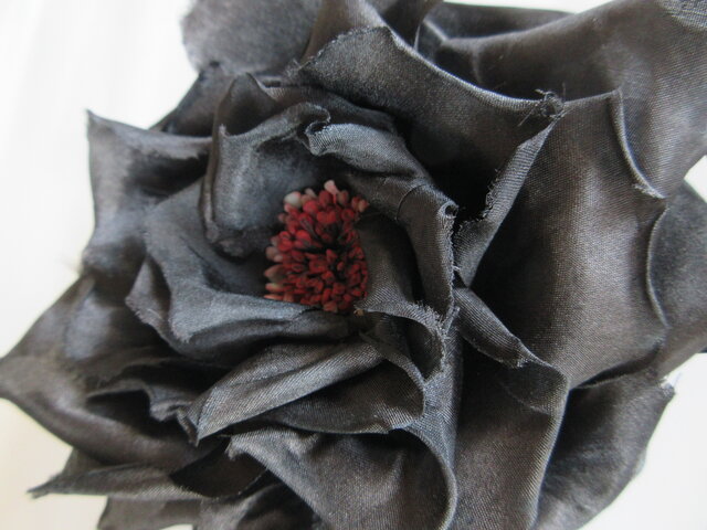 シルクの黒バラコサージュ（花芯赤×白） | iichi 日々の暮らしを