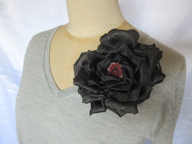 シルクの黒バラコサージュ（花芯赤×白） | iichi 日々の暮らしを