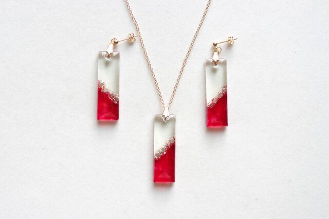 レジンアート 長方形のプレートペンダント〈美しき地獄の唄を