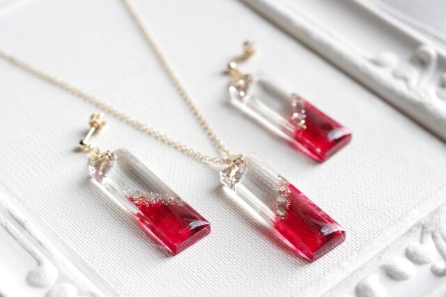 レジンアート 長方形のプレートペンダント〈美しき地獄の唄を