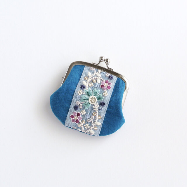 インド刺繍リボンの手のひらがま口ポーチ ブルー | iichi 日々の