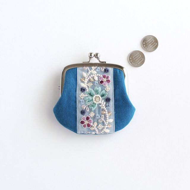 インディゴブルーの装いのがま口ポーチ 手刺繍 ハンドメイ