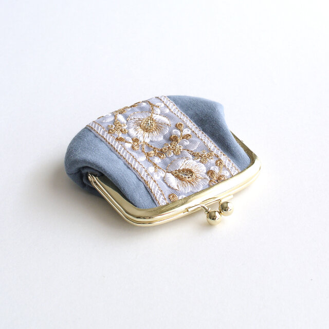 インド刺繍リボンの手のひらがま口ポーチ くすみブルー | iichi 日々の