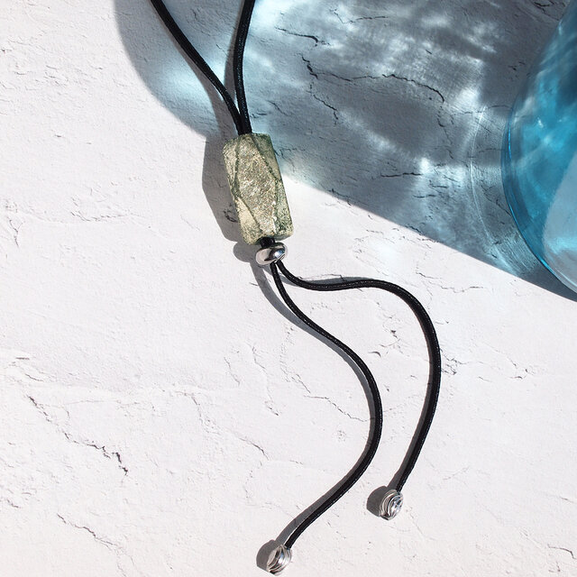 Tシャツに映えるY字シルエット  箔とガラスのラリエットネックレス  タイムレスな輝き