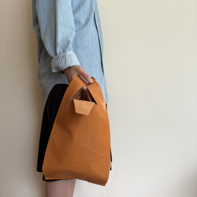 秋の差し色。本革 コンビニ袋型バッグ／レンガ｜軽やかで上質な遊び心トート