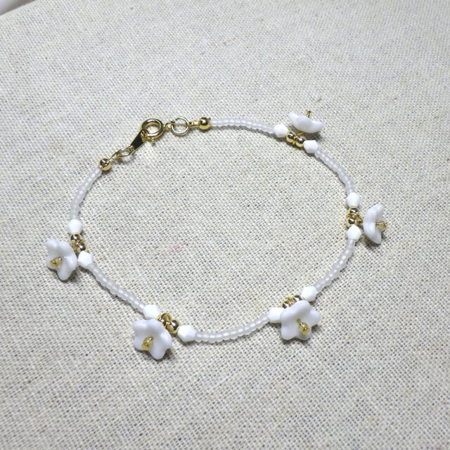 白色の花のビーズチェーンブレスレット♡（チェーンを外して20.5cm）