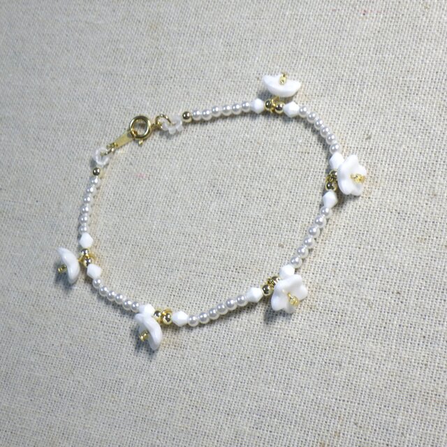 白色の花のパールビーズチェーンブレスレット♡（チェーンを外して20.5cm）
