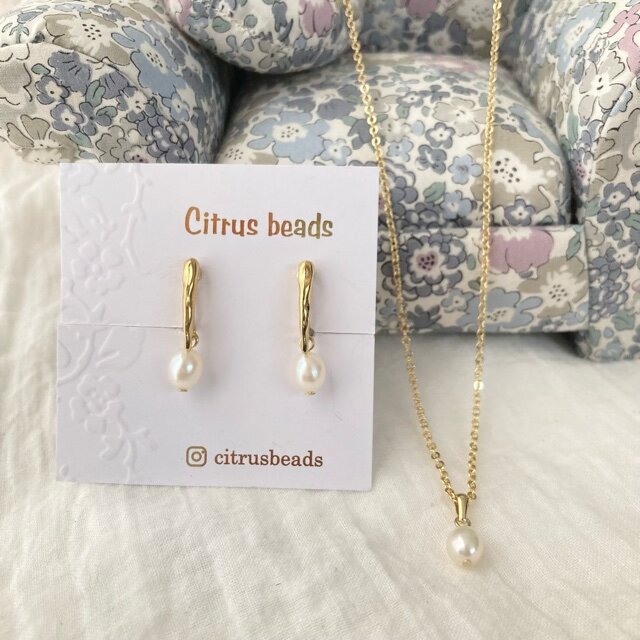 ホワイトカラーの淡水パールのネックレス／とろけるイヤリングのセットアクセサリー