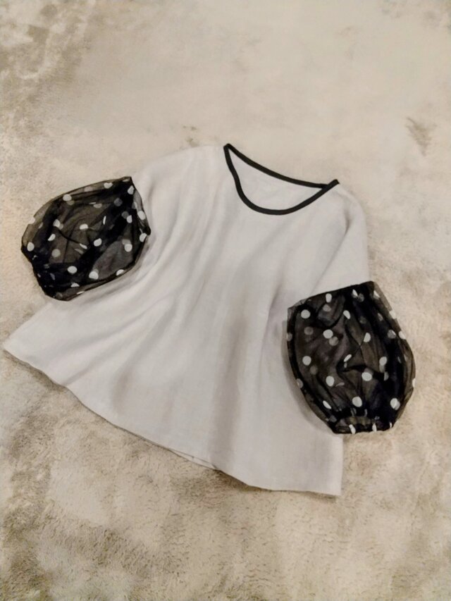 ライトグレーリネン&メッシュドットパフスリーブブラウス