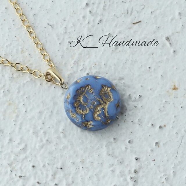 チェコガラスビーズ　可憐な雛菊のペンダント　ペールブルー