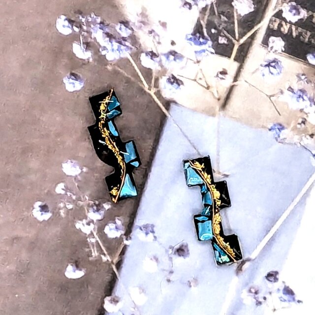 24k金箔が流れる黒漆にブルー螺鈿の４つのスクエアのピアスイヤリング【2183】面長