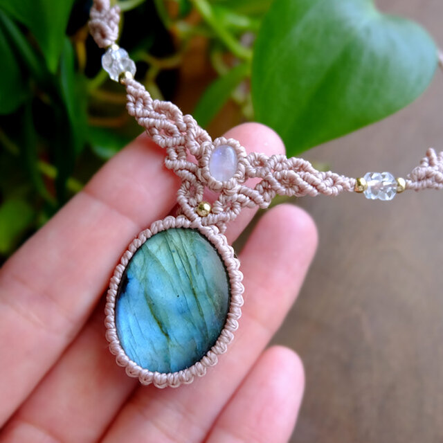 ラブラドライトとムーンストーンマクラメ編みチョーカーネックレス