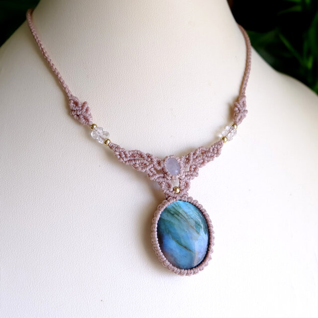 ラブラドライトとムーンストーンマクラメ編みチョーカーネックレス