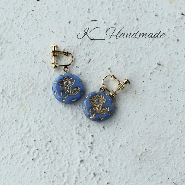 チェコガラスビーズ　可憐な雛菊のイヤリング　ペールブルー