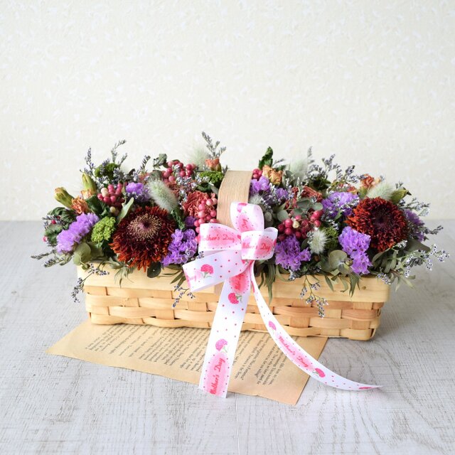 母の日ギフトにどうぞ！！シックなガーベラのスクエアバスケットアレンジ