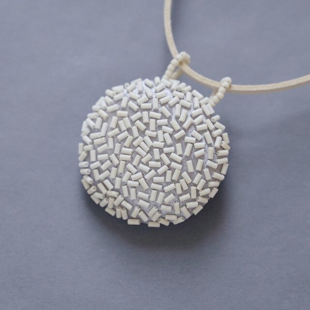 ビーズ刺繍のミラーネックレス　4　裏面ミラー　ペンダント　母の日　敬老の日　ギフト　サテン　一点もの　ホワイト