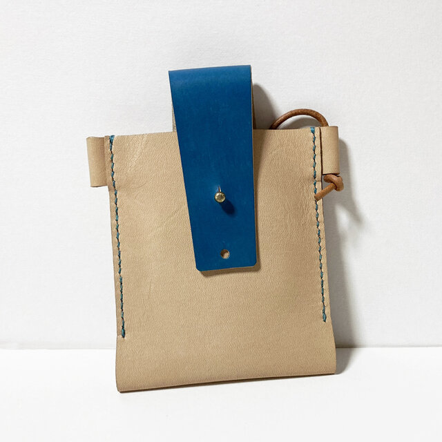 牛革のスマホケース（ナチュラル×ダークブルー）